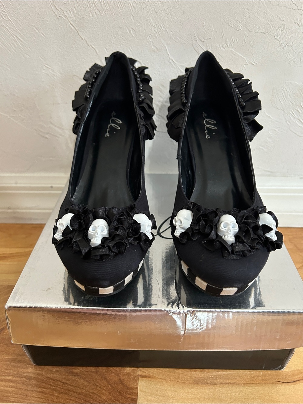 Ellie Black Pumps with White Sugar Skull & Ruffle Detail Size 8 HALLOWEEN